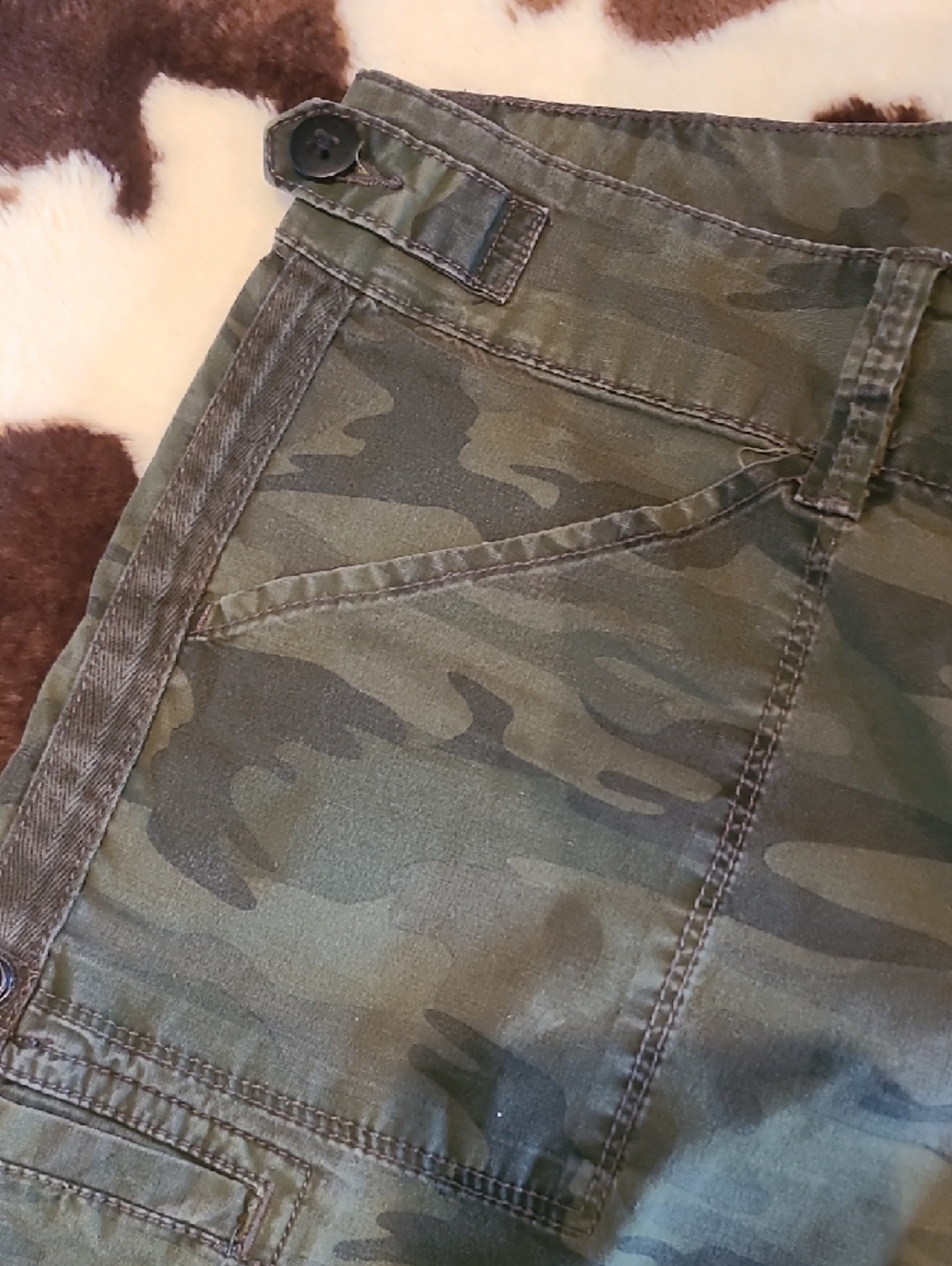 Sanctuary Olive Camo Cargo Shorts - Picture 4 of 9